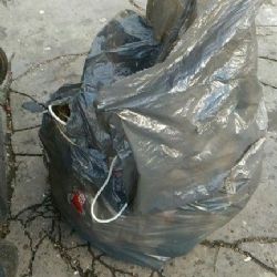 Pytel s odpadem odložil přímo vedle sběrného kontejneru