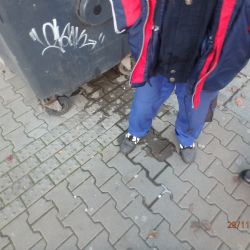 Rozepl si kalhoty a začal před zraky kolemjdoucích močit