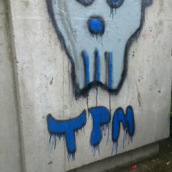 Sprejeři poničili sochu v parku