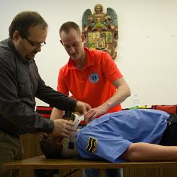 Strážníci a pracovníci úřadu MO Plzeň 4 se školili v první pomoci