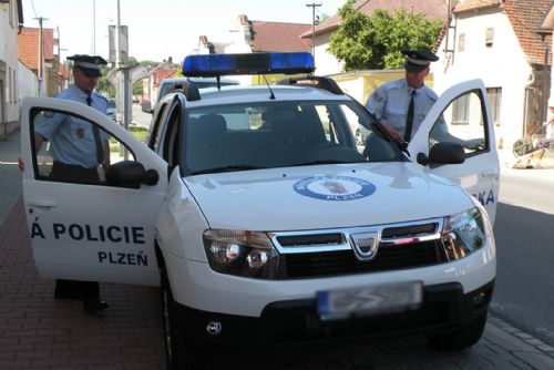 Foto: Strážníci zadrželi na vlakovém nádraží ženu, kterou hledala PČR