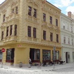 Fasáda budovy filozofické fakulty se skví novotou