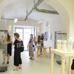 Galerie Ladislava Sutnara představuje oceněné absolventské práce