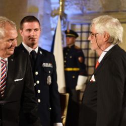 Profesor Jaroslav Šesták z NTC obdržel státní vyznamenání
