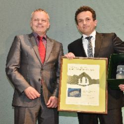 Rektor ZČU předal čestné ocenění Stavbě roku Plzeňského kraje