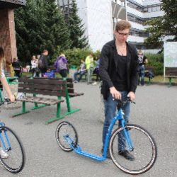 Studenti mohou jezdit do univerzitního kampusu na koloběžkách