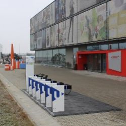 Studenti mohou využívat dva nové stojany na koloběžky