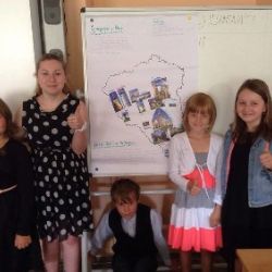 Studenty nahradili v lavicích žáci základních škol