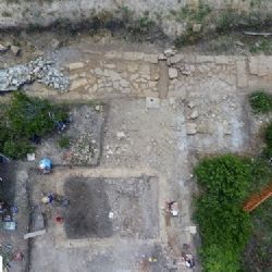 V místě zaniklé římské kolonie objevili badatelé z katedry archeologie část veřejných lázní