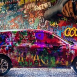 ŠKODA SCALA v maskování u Lennonovy zdi v Praze