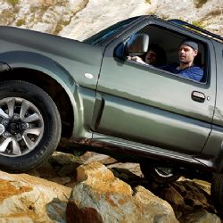 Jimny je dostatečně silný i odhodlaný k výletu do náročného terénu!