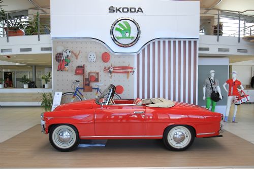 Obrázek - na salonu je k vidění i oblíbená červená Škoda Felicia z roku 1960