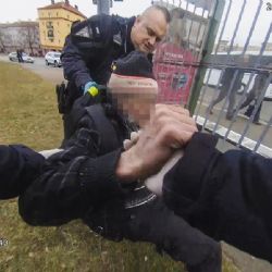83 let, 0,61 promile, jeden odřený nos a odmítnutí ošetření