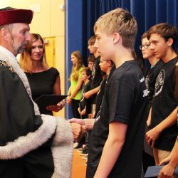 Absolventi letních škol JuniorFEL a [JuniorFEL2] promovali