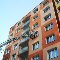 Agresivní pes nechtěl vpustit záchranné složky do bytu zemřelého