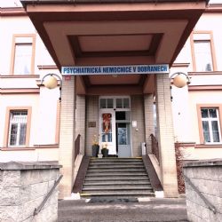 Ambulanci Psychiatrické nemocnice v Dobřanech najdou pacienti v Černicích
