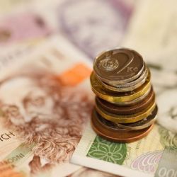 Američan a Indonésan vylákali z žen z kraje přes dva miliony