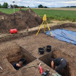 Archeologové z Plzně odkryli pod Řípem pohřební konstrukci