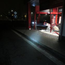 Autem projel skleněnými dveřmi Penny na Lochotíně