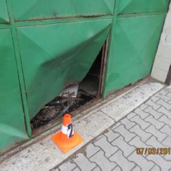 Auto bez řidiče se ve Staňkově rozjelo a nabouralo do vrat