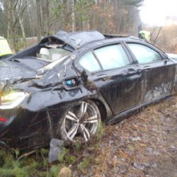 Auto na dálnici skončilo na střeše, řidič utekl