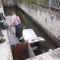 Auto skončilo v rokycanské jímce, vytahovali ho hasiči