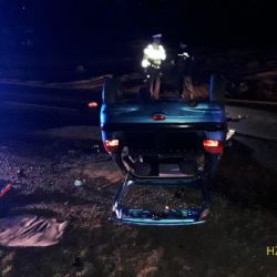 Auto skončilo za Bezděkovem na střeše