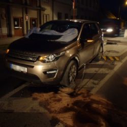 Auto v Lužanech narazilo do ostrůvku u přechodu