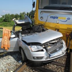 Auto vjelo v Chrástu na přejezd, jeden mrtvý