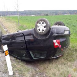 Automobil skončil u Nové Hospody na střeše