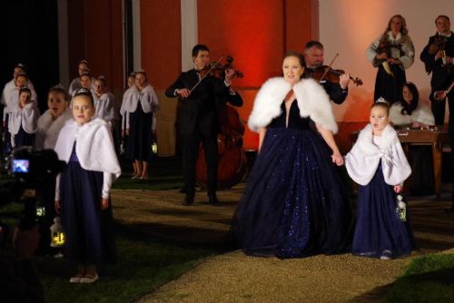 Foto: Bára Basiková má novou vánoční píseň s plzeňským sborem Andílci