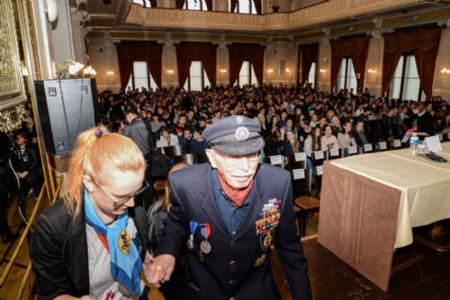 Foto: Beseda veteránů se studenty otevřela čtyřdenní Slavnosti svobody 2017