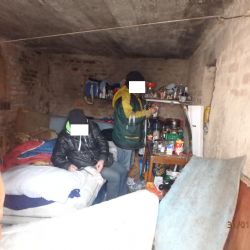 Bezdomovci nocují v rozpadlém domu na Lochotíně, jednoho hledala policie