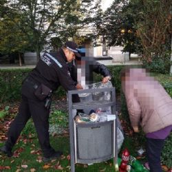 Bezdomovci po sobě na Mikulášském náměstí uklízeli nepořádek 