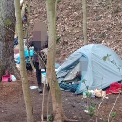 Bezdomovci uklidili stanové městečko v Dobřanské ulici