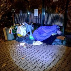 Bezdomovec se přesouvá od zastávky k zastávce a všude nechává nepořádek
