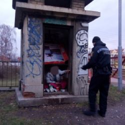 Bezdomovec se usadil u Lochotínské lávky