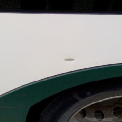 Bezdomovec si vybil vztek na trolejbusu