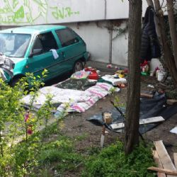 Bezdomovkyně se usídlily pod mostem Milénia, věci nacpaly do vraku auta