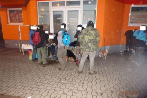 Foto: Bezdomovci v Plzni močili na lavičku i chodník přímo před strážníky