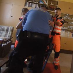 Bezmocná seniorka seděla v koupelně, pomoc přišla oknem. Video