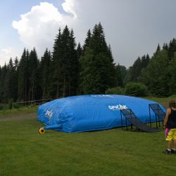 Bikeři na Špičáku zvládnou skoky do nafukovacího doskočiště