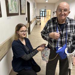 Budoucí dámská krejčová ozdobila urologické sáčky klientům domova pro seniory