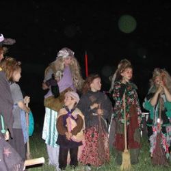 Čarodějnický karneval to roztočí na Skvrňanech i na Borech