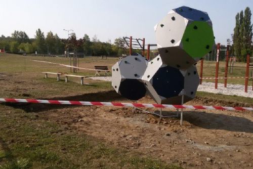 Foto: Centrální obvod Plzně instaloval nové prvky na dětská hřiště