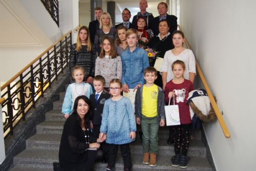 Foto: Ceny dětem v pěstounských rodinách předala Nela Boudová 