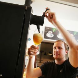 Čepované pivo z Plzně míří do kaváren. Unikátní výčep už je ve stovce podniků