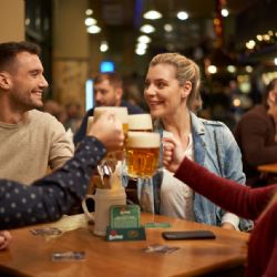 Češi se vrátili na pivo do hospod, ukazují data Plzeňského Prazdroje 