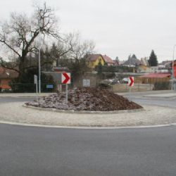 Cesta na Valchu a Lhotu bude plynulejší, vznikl kruhový objezd