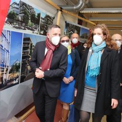 Chargé d´Affairs Jennifer Bachusová si v Plzni prohlédla uprchlické centrum 
